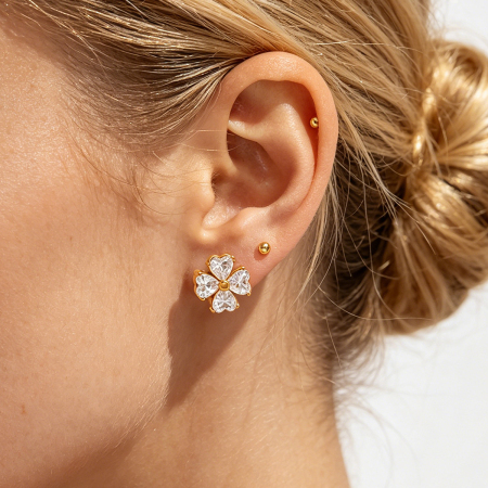 Boucles d'oreilles puces pour femmes Simple Series Daily Clover en acier inoxydable étanche couleur or et zircon.