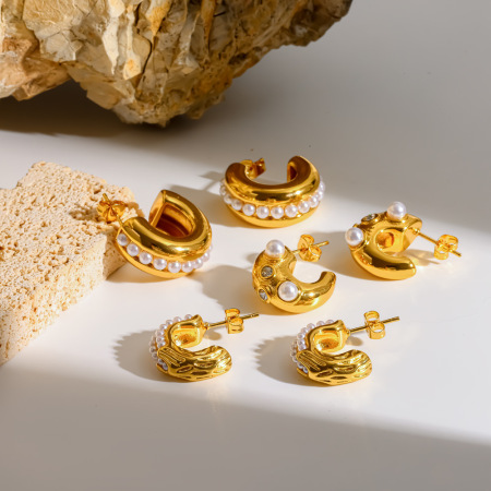 Boucles d'oreilles puces élégantes en acier inoxydable doré, imperméables, en forme de C, ornées de strass et de perles artificielles.