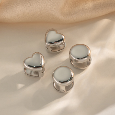 Boucles d'oreilles puces en acier inoxydable imperméables en forme de cœur pour femmes