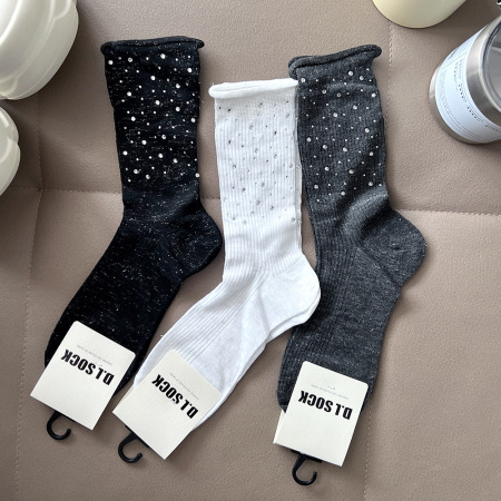 Chaussettes mi-mollet élégantes, légèrement rebondissantes, de couleur unie et ornées de strass.
