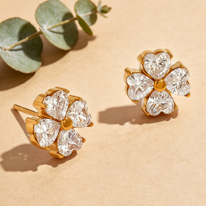 Boucles D'Oreilles Puces Pour Femmes Simple Series Daily Clover En Acier Inoxydable Étanche Couleur Or Et Zircon. h5 Image3