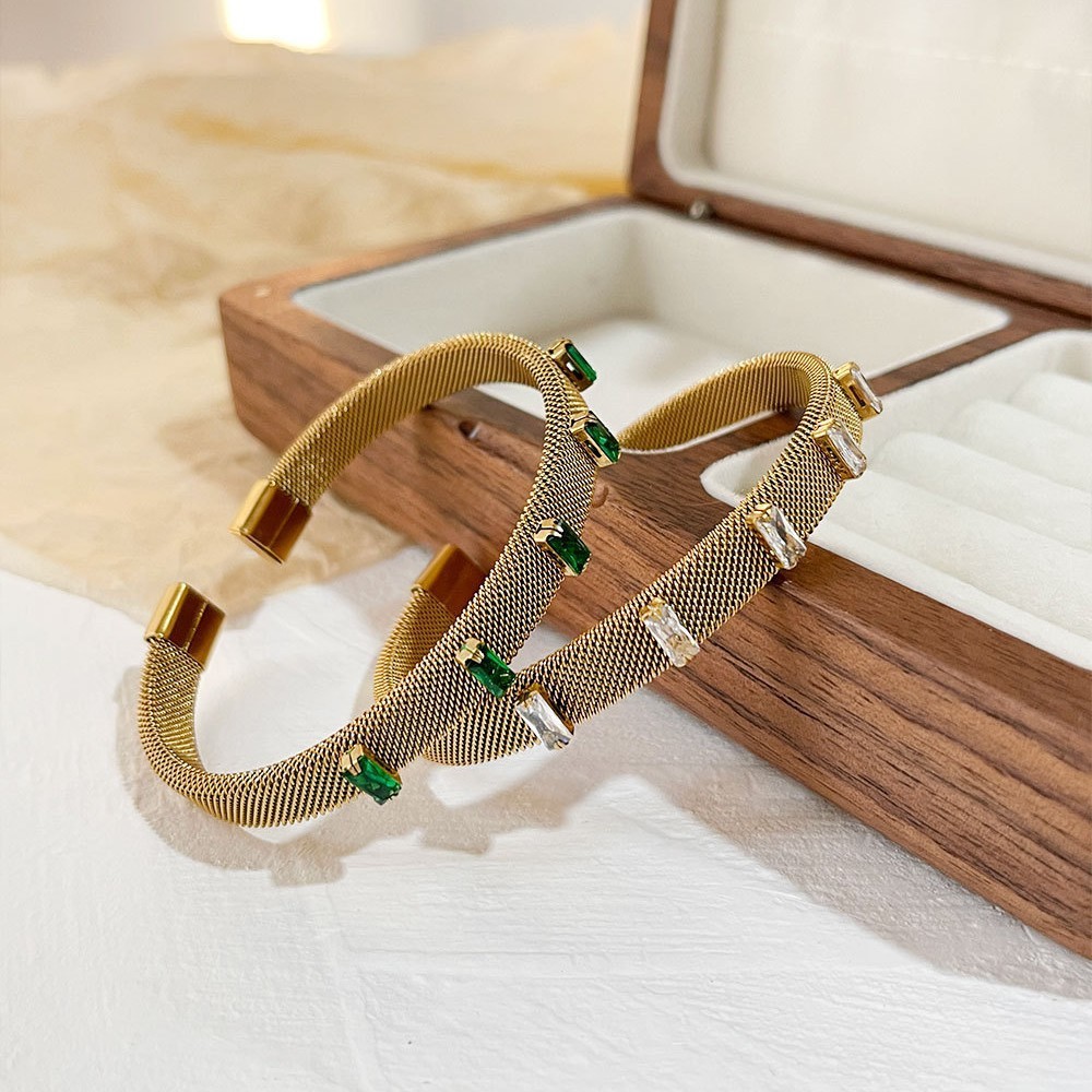 Bracelet Manchette Rétro Rectangulaire En Acier Inoxydable Étanche Couleur Or Avec Zircon Pour Femme, Collection Luxueuse Image4