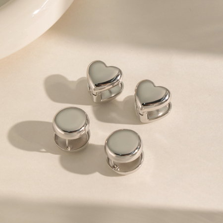 Boucles d'oreilles puces en acier inoxydable imperméables en forme de cœur pour femmes 2