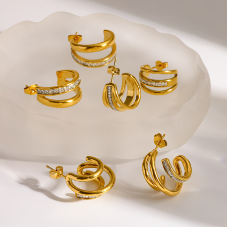 Boucles d'oreilles puces élégantes et luxueuses en forme de C, en acier inoxydable étanche, couleur or, ornées de strass. 2