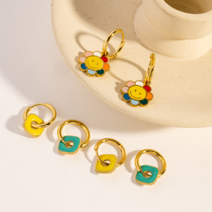 Boucles D'Oreilles Créoles Pour Femme, Collection Romantique, Motif Floral Multicolore Et Visage Souriant, En Acier Inoxydable Étanche, Couleur Or. h5 Image3