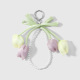 Un porte-clés en forme de bouton de fleur violet-jaune 