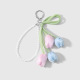 Un porte-clés en forme de bouton de fleur bleu clair Image2
