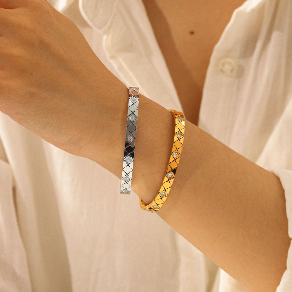 Bracelet Jonc Pour Femme Simple Series Daily Heart Ellipse Shape En Acier Inoxydable, Couleur Or, Avec Zircon, Étanche Image3