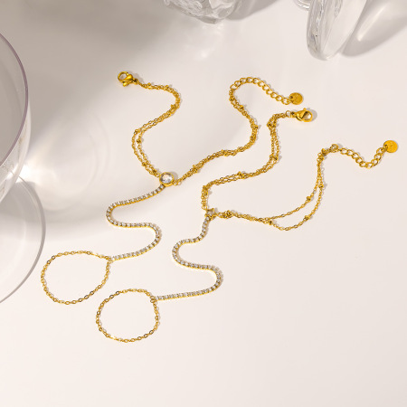 Chaîne de poignet élégante et luxueuse pour femme, en acier inoxydable doré, forme géométrique étoile, ornée de zircon et d'une étanchéité parfaite.