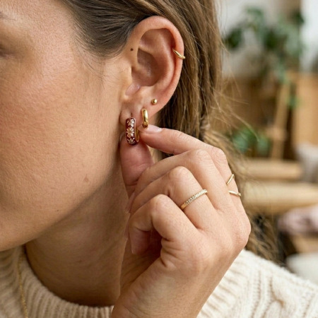 Boucles d'oreilles créoles élégantes en acier inoxydable doré, style classique, avec motif floral. 2