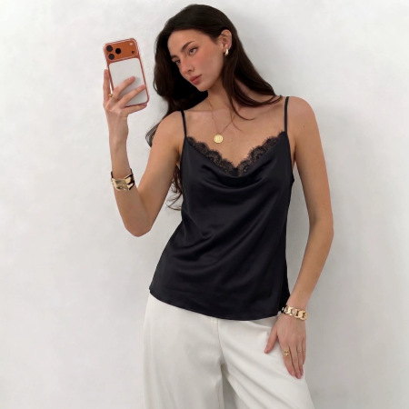 Blouse noire à col en V et empiècements en dentelle, sans manches