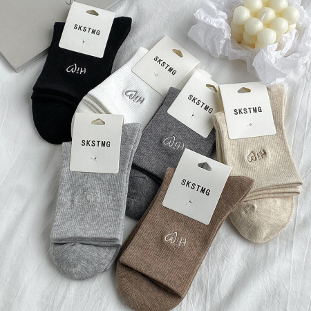 Chaussettes mi-mollet basiques unies à lettres et cœur