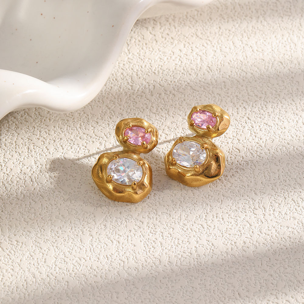 Boucles D'Oreilles Puces Pour Femmes, Style Rétro, En Acier Inoxydable, Imperméables, Couleur Or, Avec Motif Martelé Et Zircon. Collection Classique. Image2