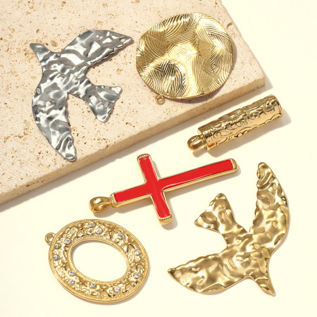 Pendentifs pour femmes en acier inoxydable, couleur or, forme irrégulière, mignon et original, avec motif animal et croix. 2