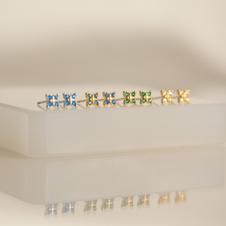 Boucles d'oreilles puces pour femmes Simple Clover en acier inoxydable étanche couleur or et zircon 2