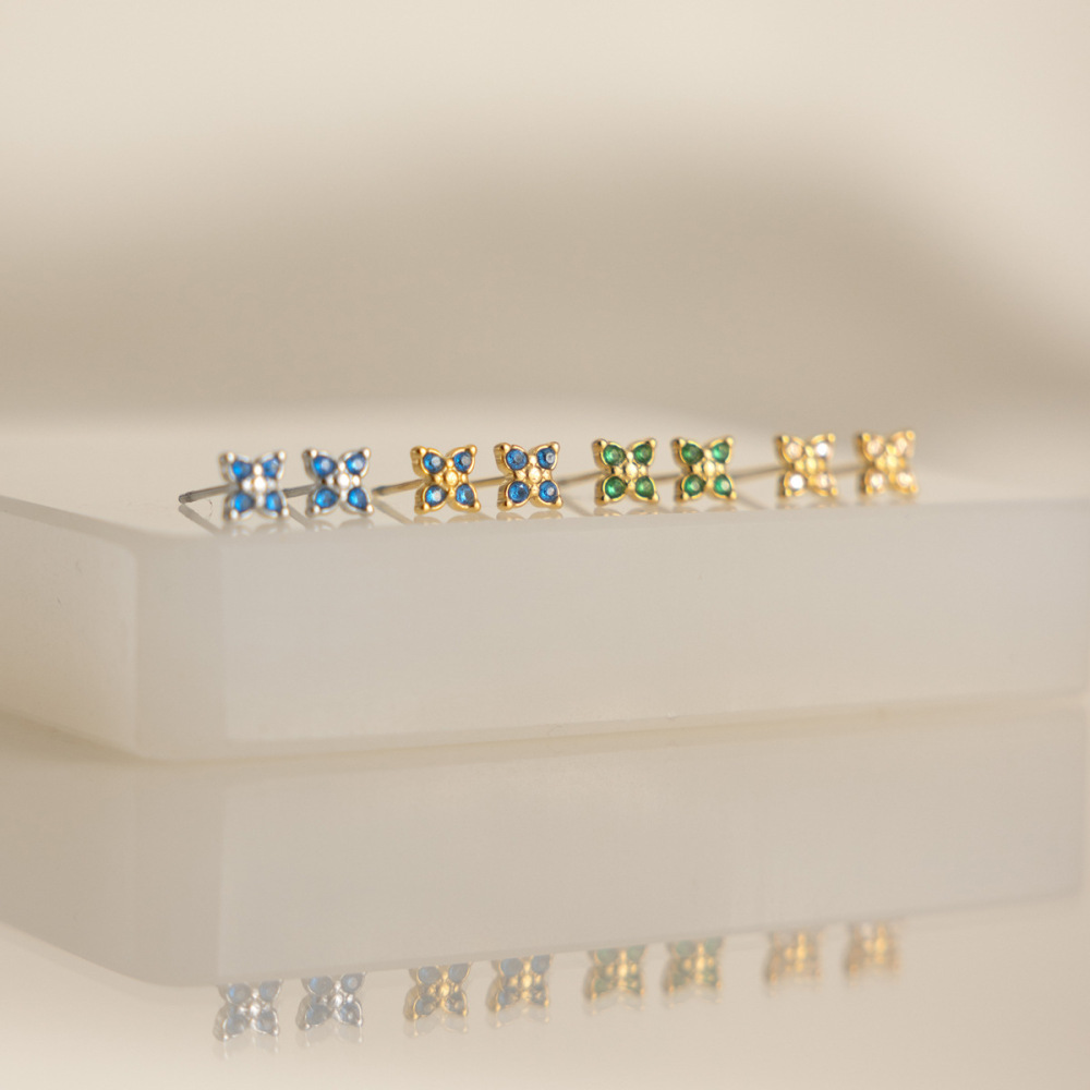 Boucles D'Oreilles Puces Pour Femmes Simple Clover En Acier Inoxydable Étanche Couleur Or Et Zircon Image2