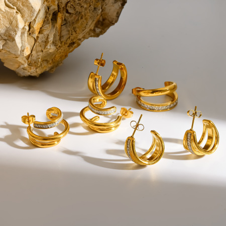 Boucles d'oreilles puces élégantes et luxueuses en forme de C, en acier inoxydable étanche, couleur or, ornées de strass.