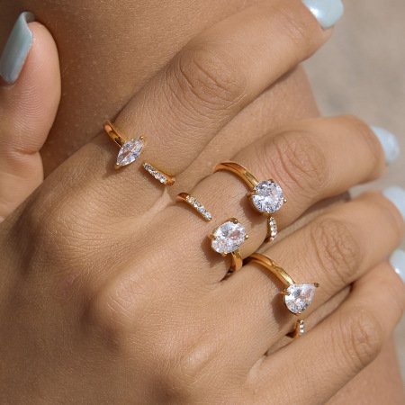 Bagues pour femmes en acier inoxydable doré, imperméables, de forme géométrique simple et luxueuse, serties de zircon et de pierres précieuses. Elles sont dotées d'une élégante pierre précieuse.