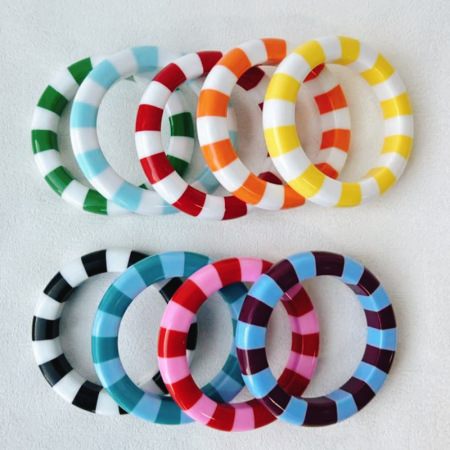 Bracelets pour femmes en résine multicolore à rayures simples de la série romantique