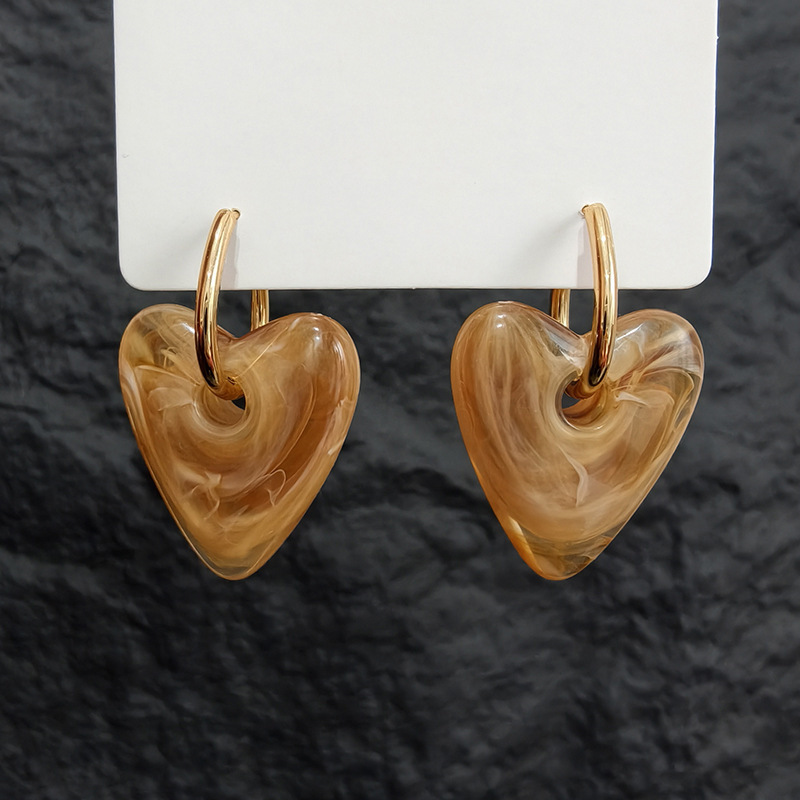 Boucles D'Oreilles Créoles Pour Femmes, Style Rétro, En Acrylique Doré, Dégradé De Couleurs, Avec Cœur. Collection Simple. Image3
