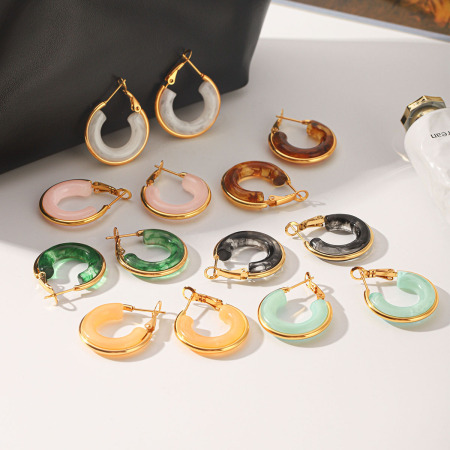 Boucles d'oreilles créoles rondes en résine dorée pour femmes 2
