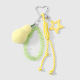 Un porte-clés jaune en forme de poire 
