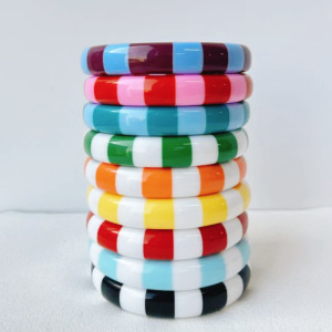 Bracelets Pour Femmes En Résine Multicolore À Rayures Simples De La Série Romantique h5 Image3