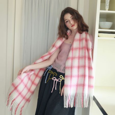 Écharpes d'hiver en laine et polyester à carreaux doux et pompons de la série Simple