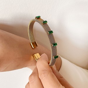 Bracelet Manchette Rétro Rectangulaire En Acier Inoxydable Étanche Couleur Or Avec Zircon Pour Femme, Collection Luxueuse h5 Image3