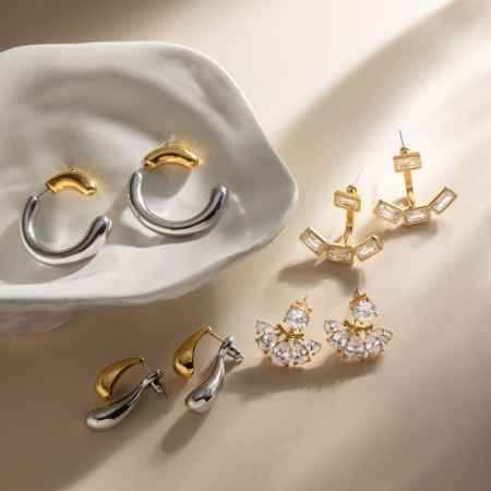Boucles d'oreilles puces pour femmes en acier inoxydable de forme irrégulière, étanches, couleur or et zircon.