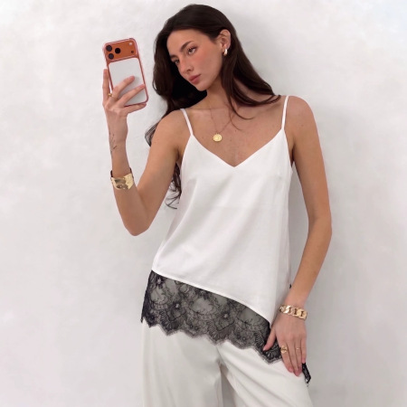 Blouse sans manches en dentelle noire à col en V et empiècements en dentelle 2
