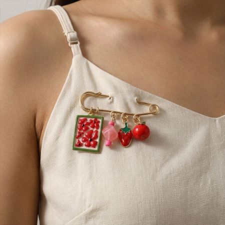 Broches en alliage de fraises avec perles et fleurs mignonnes de la série Simple