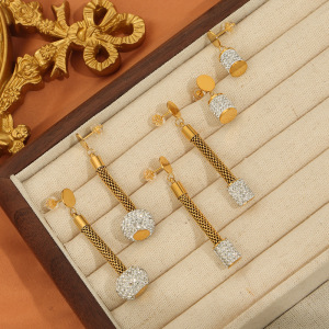Boucles D'Oreilles Pendantes Pour Femmes, En Acier Inoxydable Doré, Étanches Et Ornées De Strass, De La Luxueuse Collection Luxury Series h5 Image3
