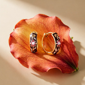 Boucles D'Oreilles Créoles Élégantes En Acier Inoxydable Doré, Style Classique, Avec Motif Floral. h5 Image3