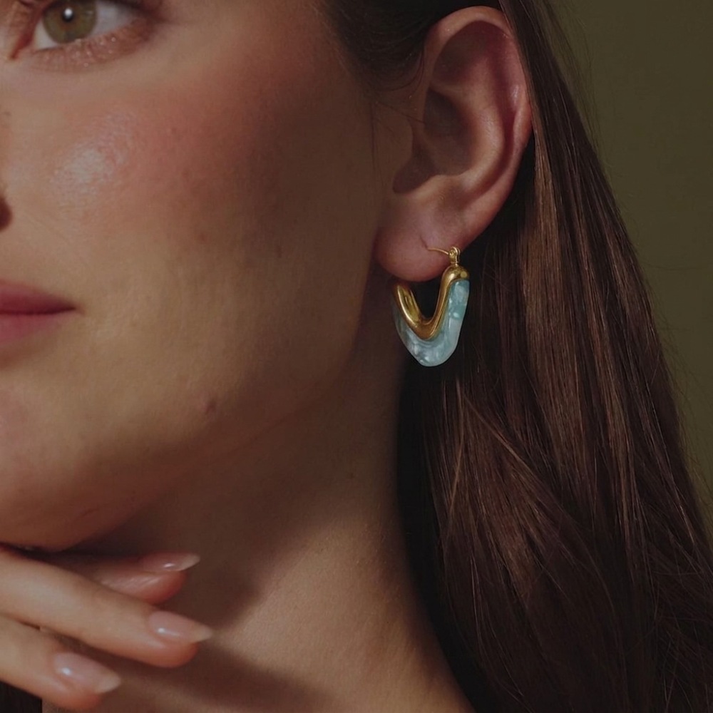 Boucles D'Oreilles Créoles Pour Femmes, Style Rétro Simple, Triangulaires, Dégradé De Couleurs, En Acier Inoxydable, Imperméables Et En Acrylique Doré. Image3