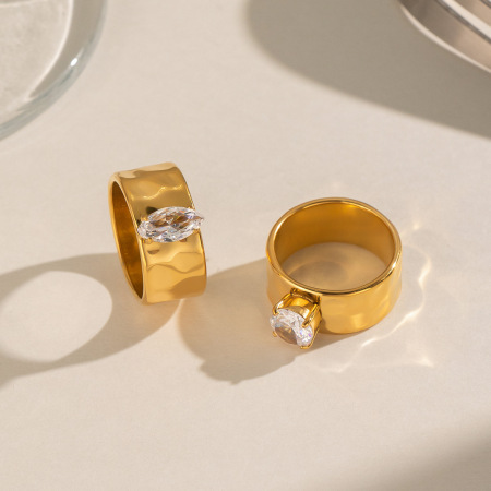 Bagues simples en acier inoxydable étanche couleur or avec pierre précieuse zircon.