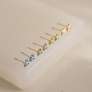 Boucles D'Oreilles Puces Pour Femmes Simple Clover En Acier Inoxydable Étanche Couleur Or Et Zircon h5 Image3