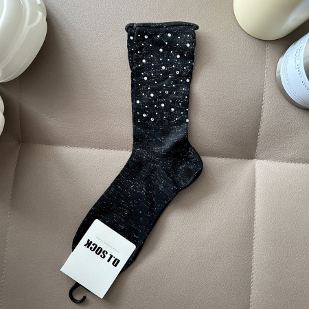 Chaussettes mi-mollet élégantes, légèrement rebondissantes, de couleur unie et ornées de strass. 2