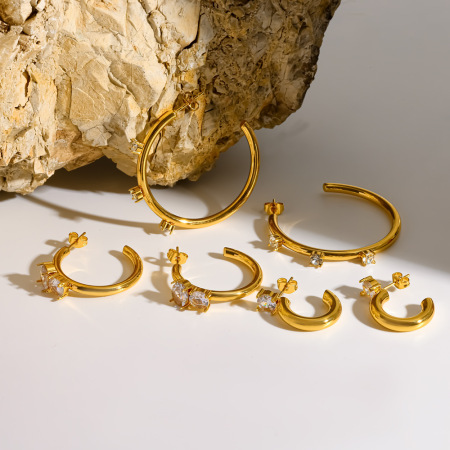 Boucles d'oreilles puces pour femmes en acier inoxydable doré, étanches, en forme de C, ornées de strass.