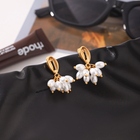Boucles d'oreilles pendantes pour femme, en acier inoxydable, couleur or, avec perles, collection Simple Series Daily Shell.