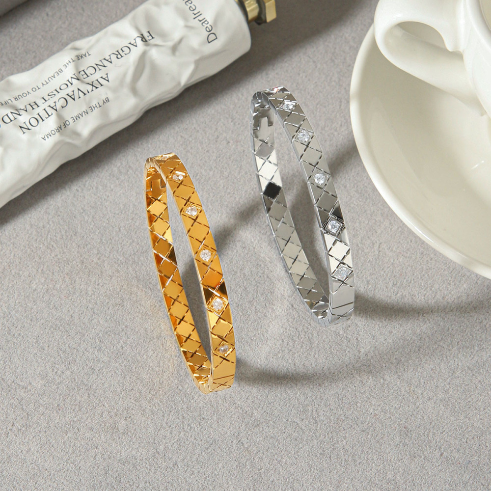 Bracelet Jonc Pour Femme Simple Series Daily Heart Ellipse Shape En Acier Inoxydable, Couleur Or, Avec Zircon, Étanche Image4