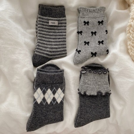 Chaussettes mi-mollet à motif géométrique mignon et légèrement rebondissant