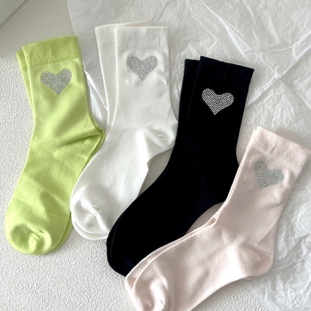 Chaussettes mi-mollet unies basiques à strass en forme de cœur