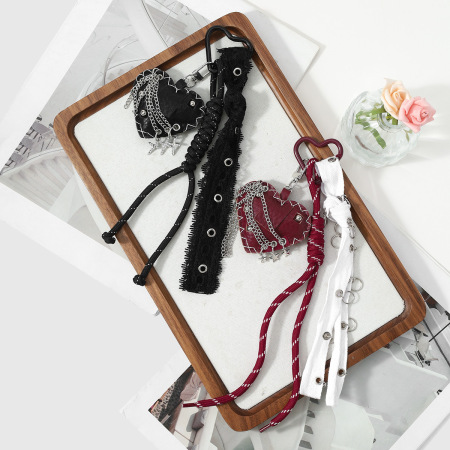 Breloques de sac en cuir style rétro cœur croix rivet 2