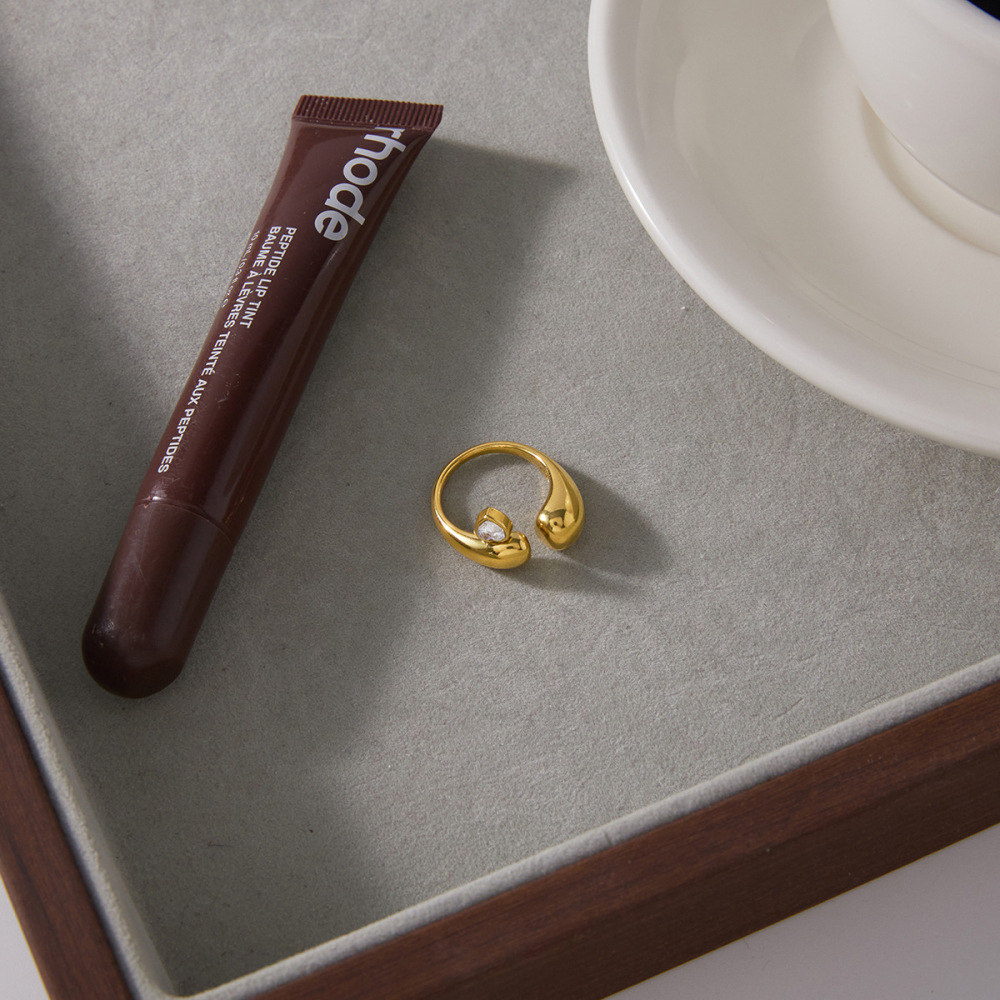 Bague Pour Femme En Acier Inoxydable Doré, Imperméable, Sertie D'Un Zircon Et Ornée D'Un Cœur De Forme Irrégulière, Élégante Et Luxueuse. Elle Est Ornée D'Une Pierre Précieuse. Image4
