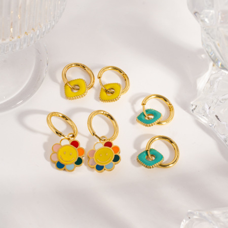 Boucles d'oreilles créoles pour femme, collection romantique, motif floral multicolore et visage souriant, en acier inoxydable étanche, couleur or.