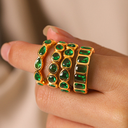 Bague simple pour femme en acier inoxydable, étanche, couleur or, sertie d'un zircon et ornant un cœur.