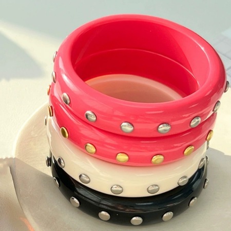 Bracelets punk unis à rivets en résine pour femmes 2