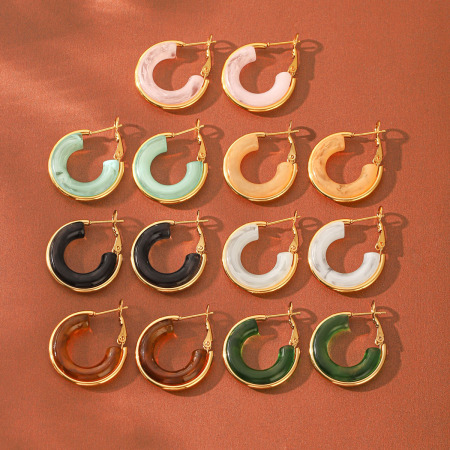 Boucles d'oreilles créoles rondes en résine dorée pour femmes