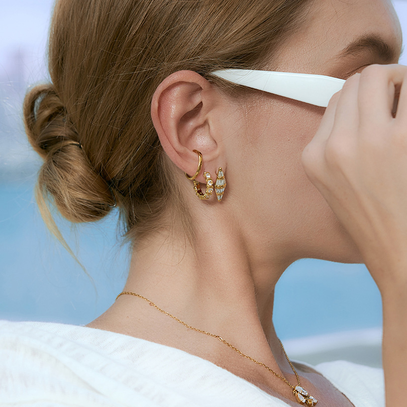 Boucles D'Oreilles Puces Pour Femmes En Acier Inoxydable De Forme Irrégulière, Étanches, Couleur Or Et Zircon. Image2